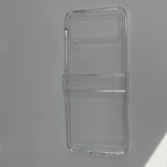 Galaxy Z Flip4 Clear Slim Cover: Embrace Elegance with Transparency - Picture 1 of 3